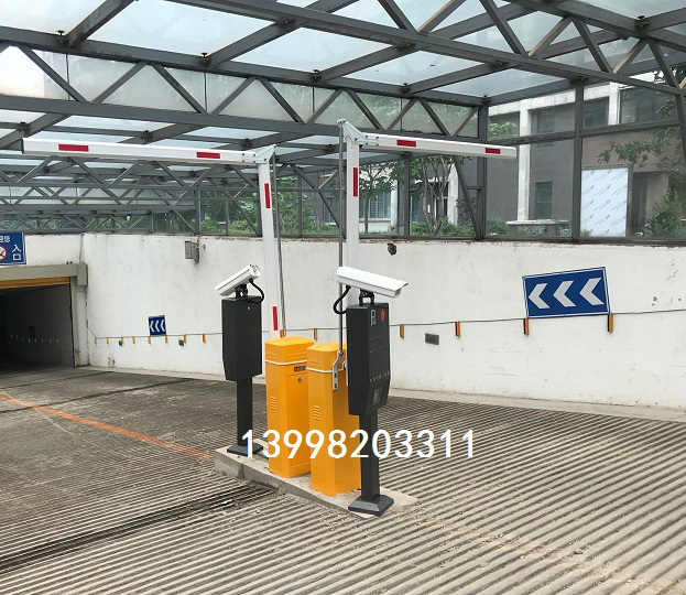沈阳某大学家属楼地下停车场折臂道闸车牌识别系统