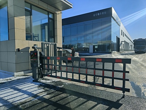 沈阳浑南4S店双机箱空降道闸